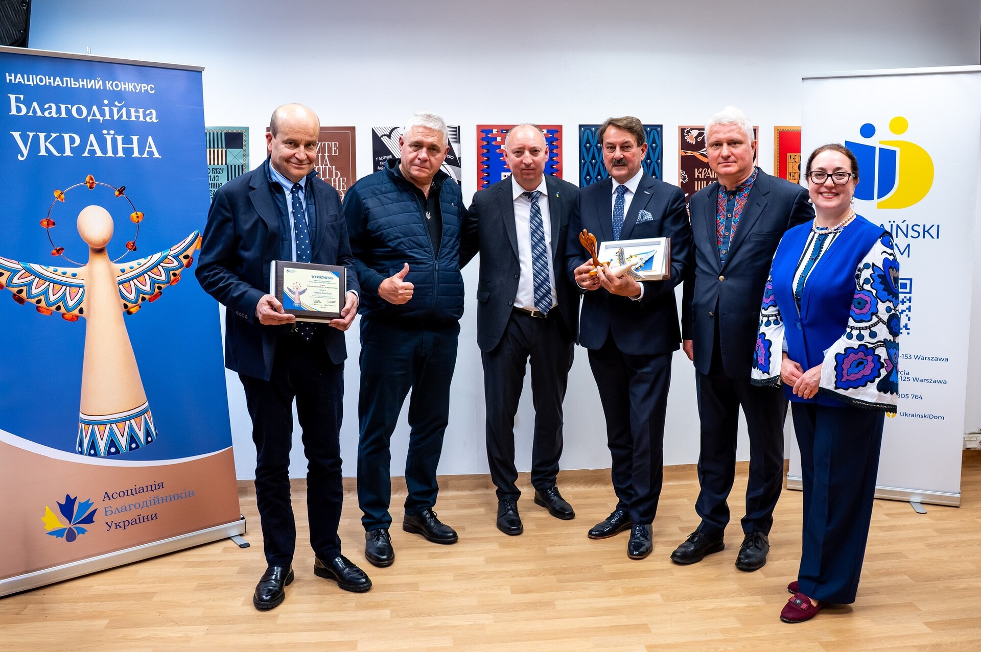  Maciej Radziwiłł wśród laureatów i organizatorów konkursu 