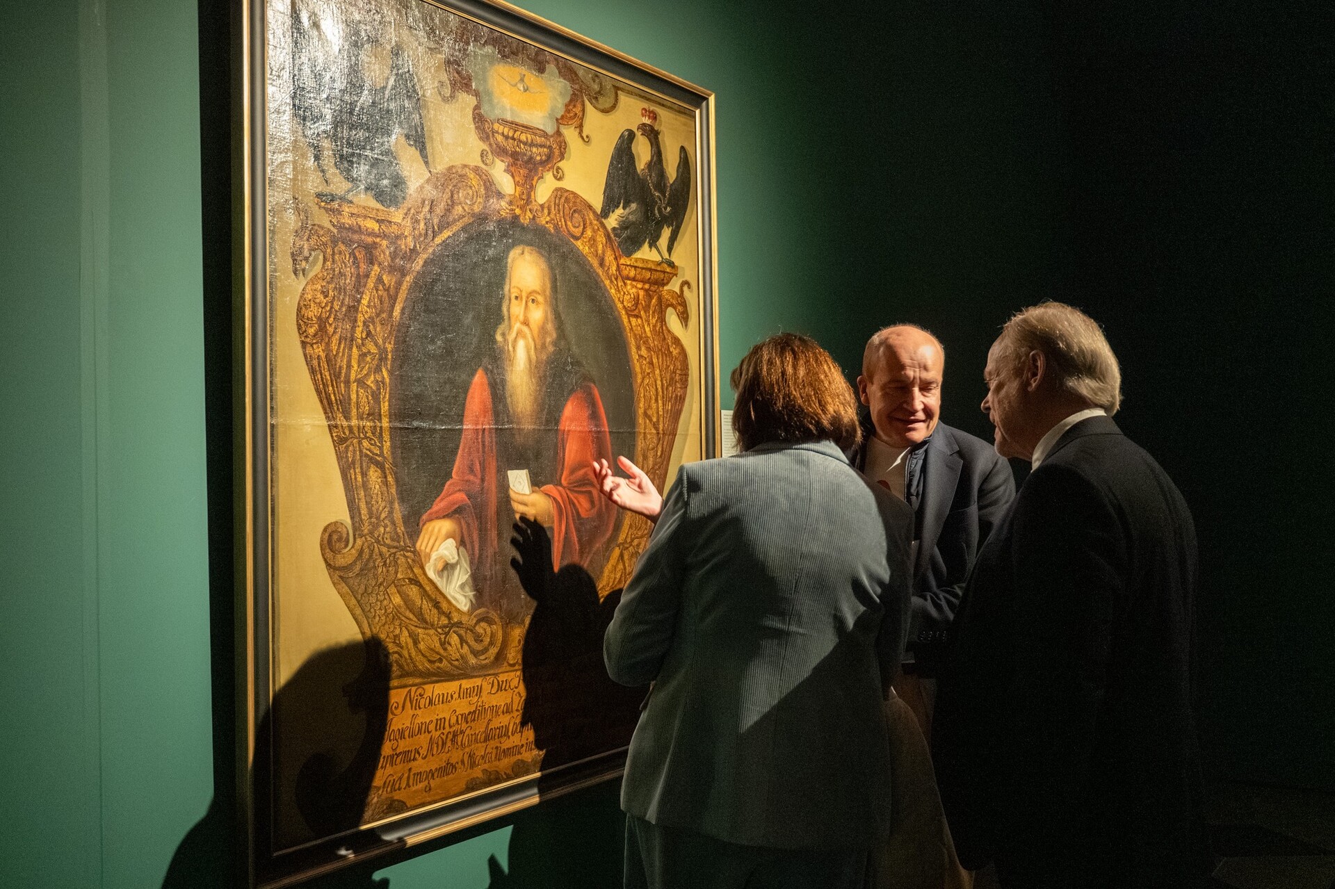  Maciej Radziwiłł z gośćmi podczas wernisażu 